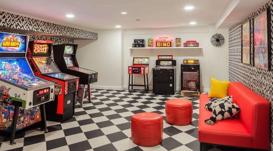 Game Lounge with mini-golf and table tennis